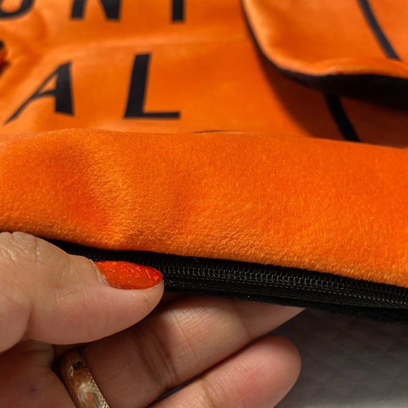 Set of 3 M O N T R É A L cover pillows | New | 45x45 inch. - Picture 3 of 3